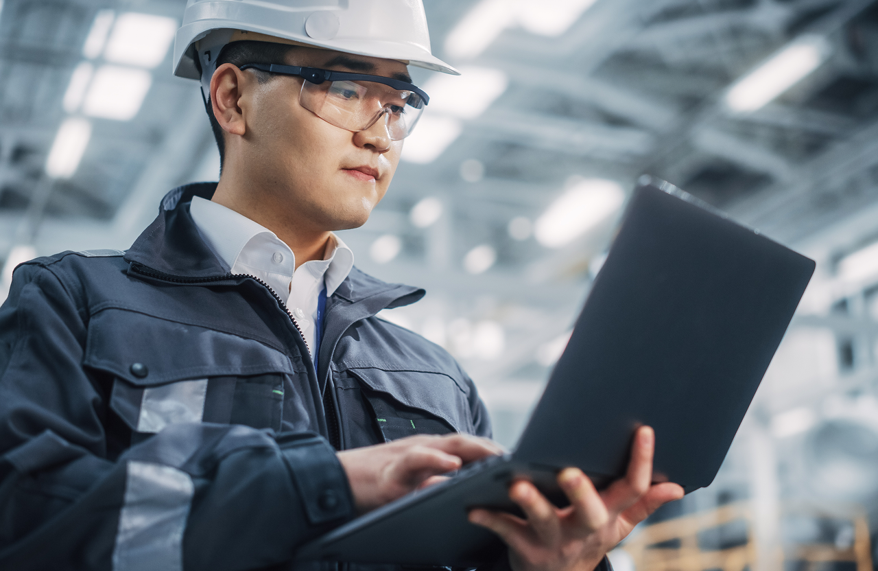 manufacturing employee using aps software